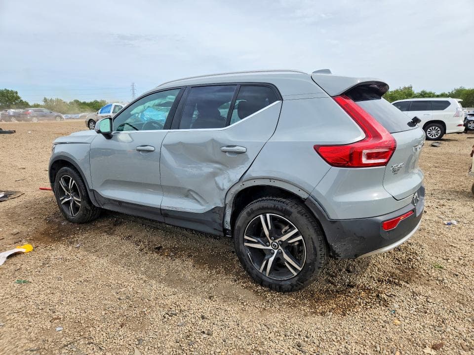 2025 VOLVO XC40 CORE 2