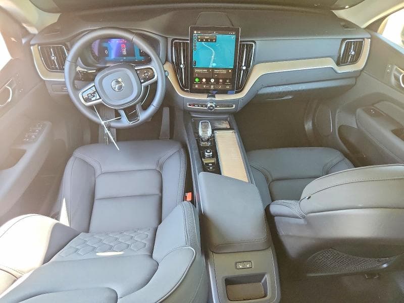 2026 VOLVO XC60 PLUS 8