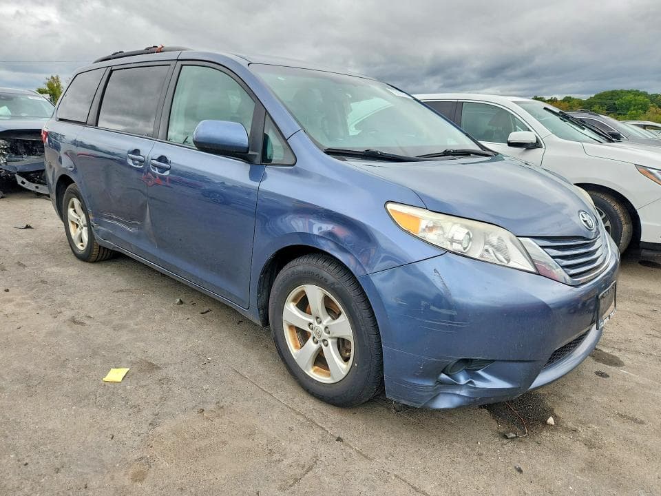 2017 TOYOTA SIENNA LE 4