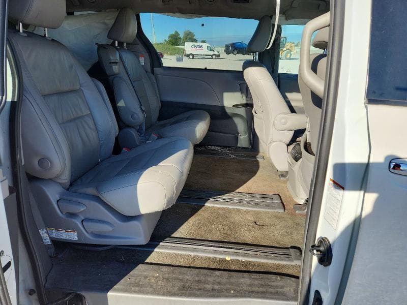 2018 TOYOTA SIENNA XLE 8-PASSENGER 11