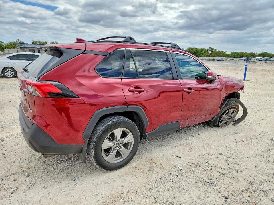 2023 TOYOTA RAV4 XLE 3