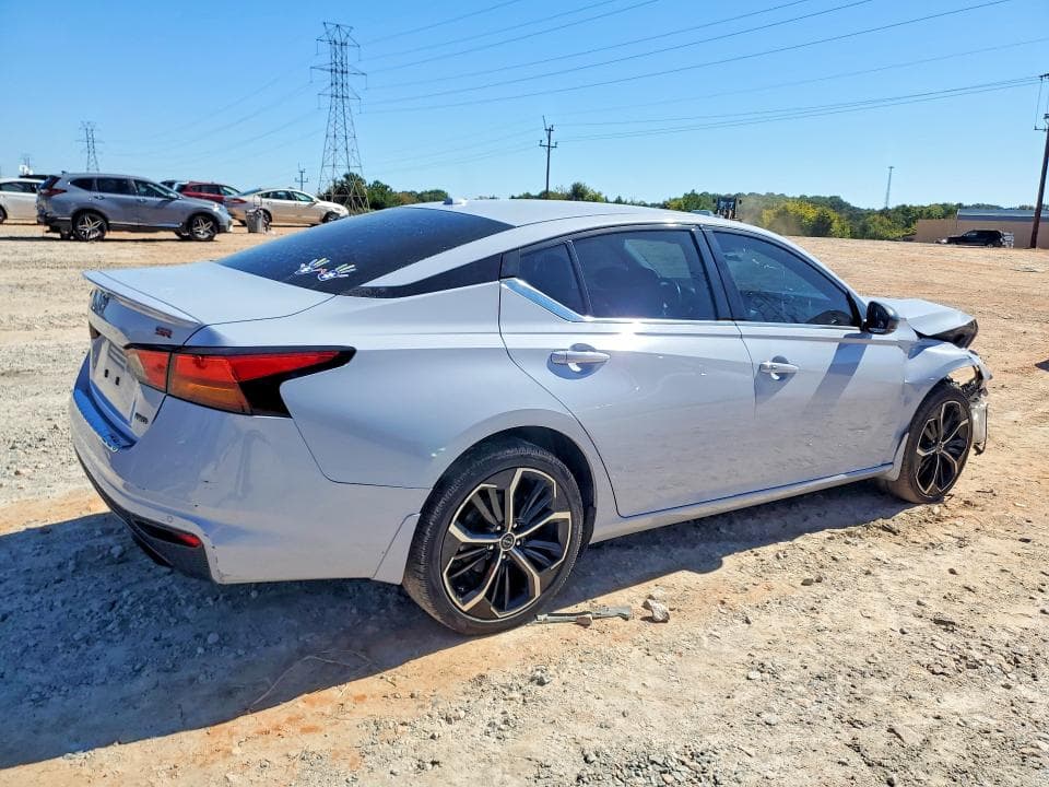 2023 NISSAN ALTIMA SR 3