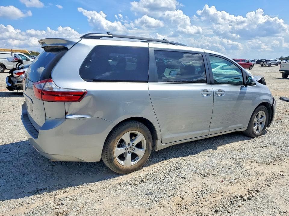 2017 TOYOTA SIENNA LE 3