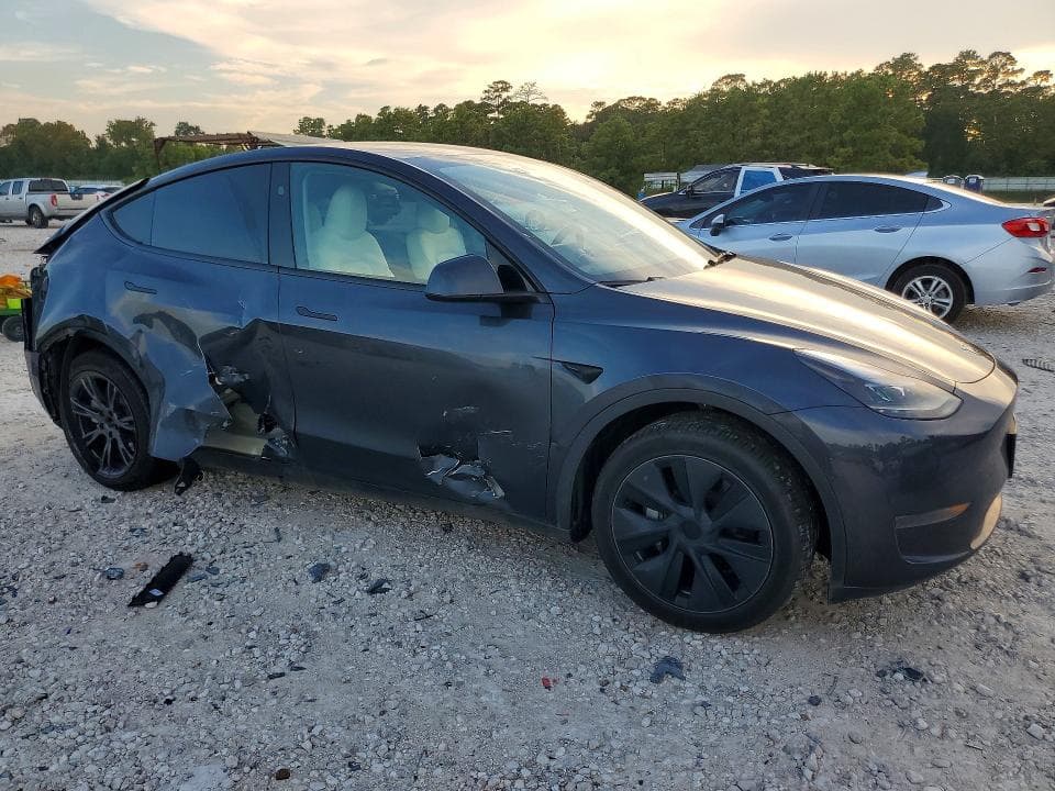2025 TESLA MODEL Y 4