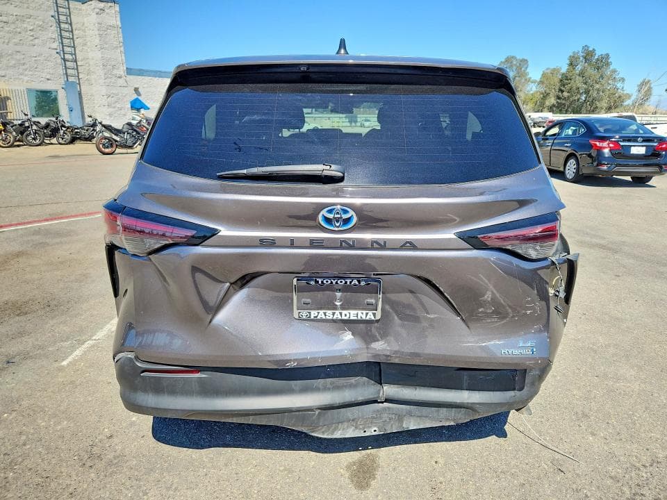2024 TOYOTA SIENNA LE 6
