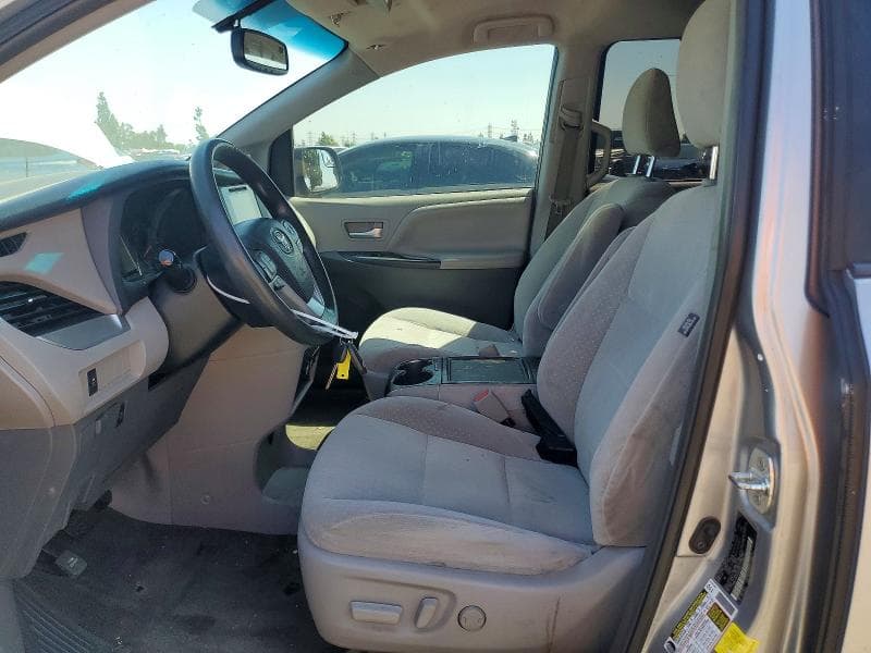 2017 TOYOTA SIENNA LE 7
