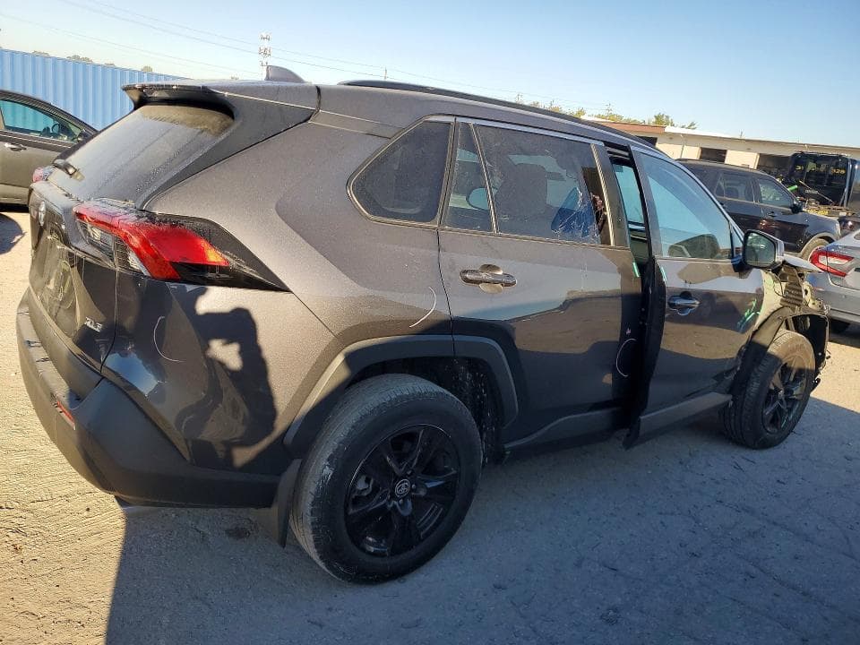 2023 TOYOTA RAV4 XLE 3