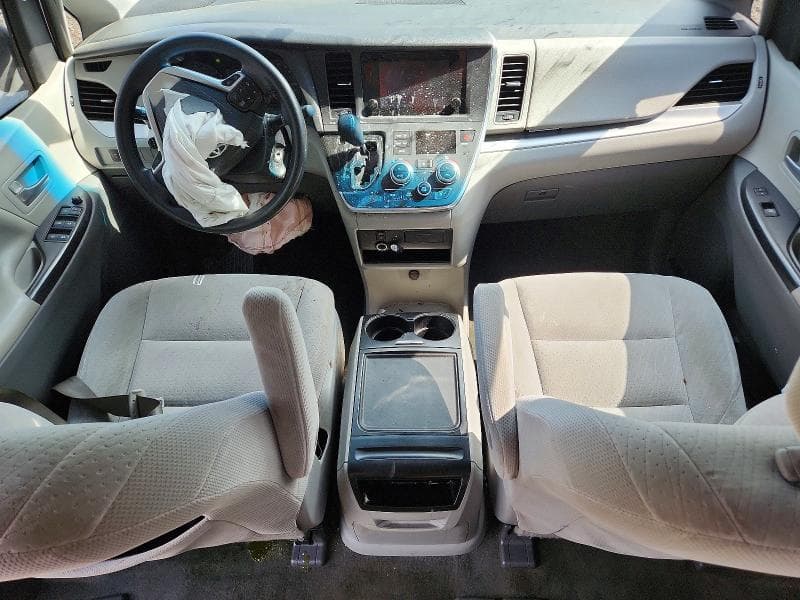 2017 TOYOTA SIENNA LE 8