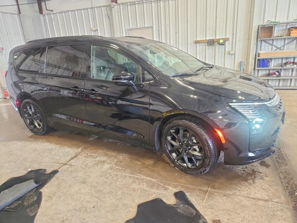 2027 CHRYSLER PACIFICA LIMITED 4