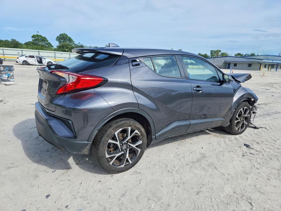 2021 TOYOTA C-HR XLE 3