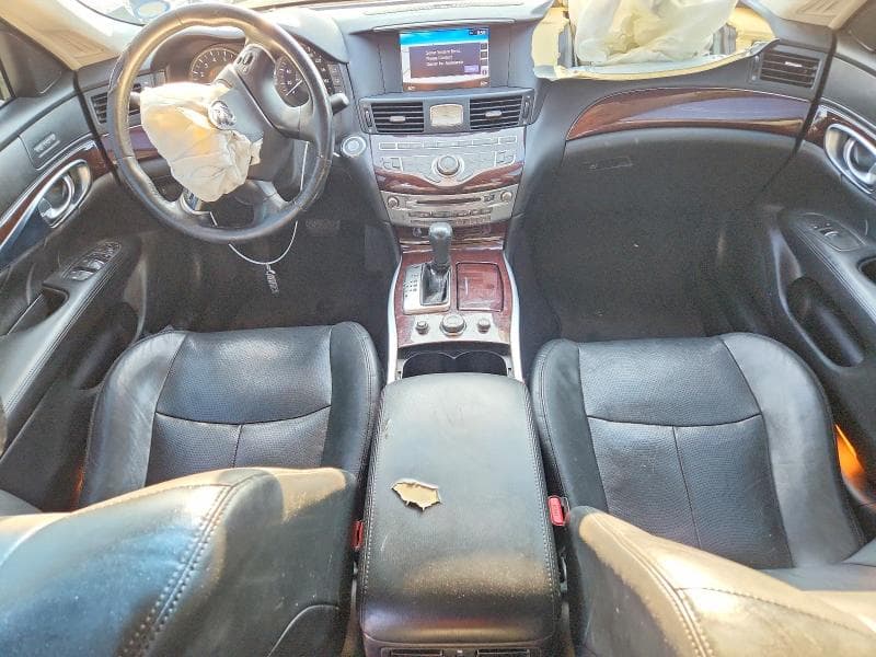2018 INFINITI Q70 3.7 LUXE 8