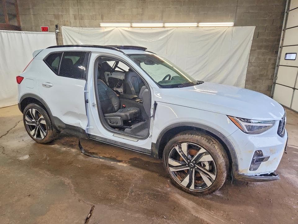 2026 VOLVO XC40 PLUS 4