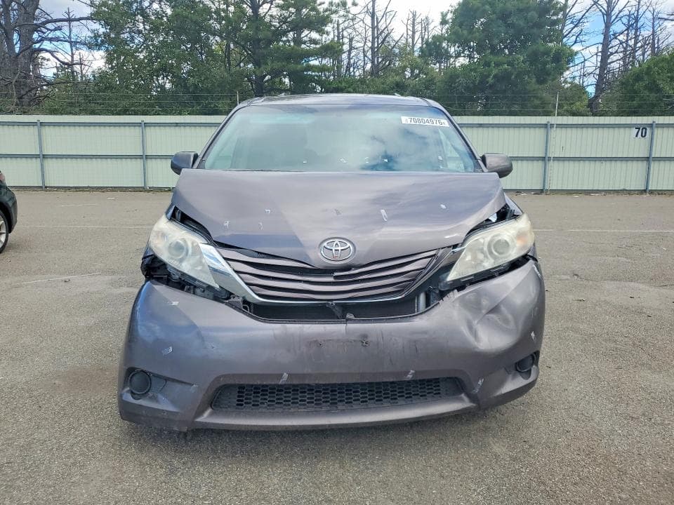 2017 TOYOTA SIENNA LE 5