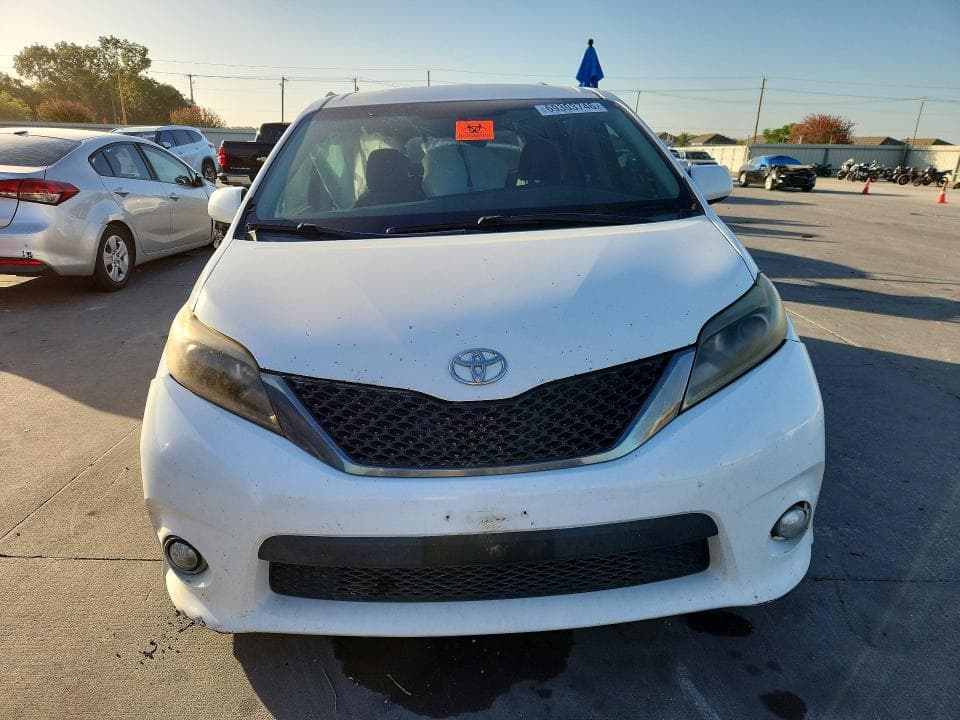 2017 TOYOTA SIENNA SE 5