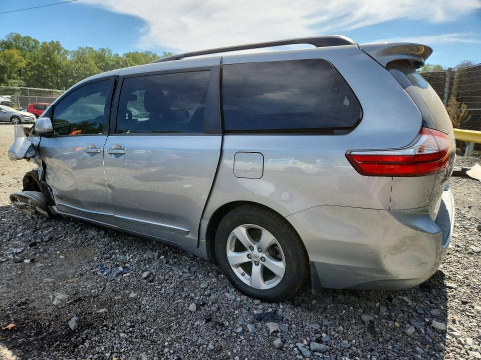 2017 TOYOTA SIENNA LE 2