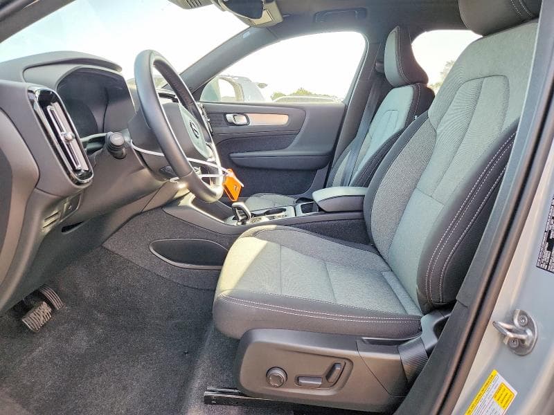 2025 VOLVO XC40 CORE 7