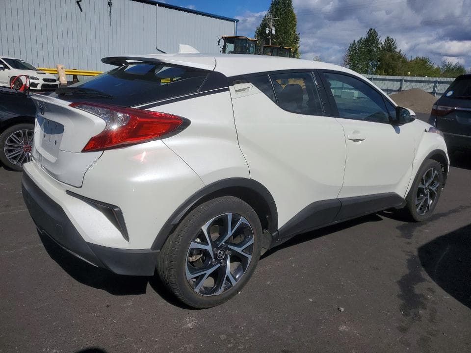 2021 TOYOTA C-HR XLE 3