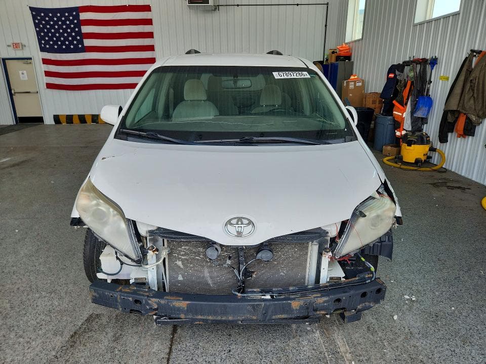 2017 TOYOTA SIENNA LE 5