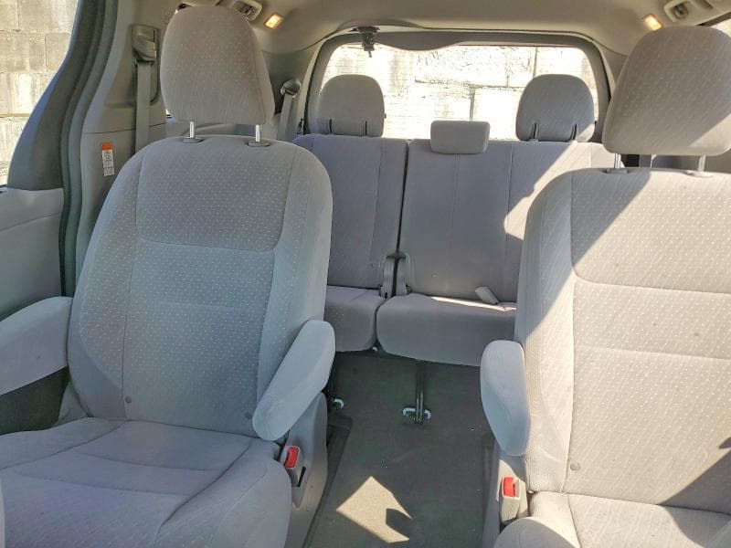 2018 TOYOTA SIENNA LE 10