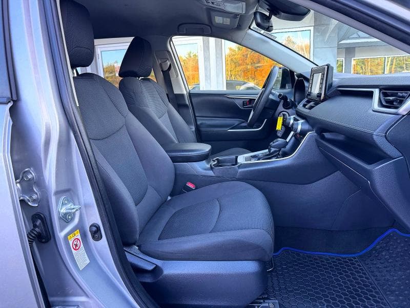 2019 TOYOTA RAV4 LE 5