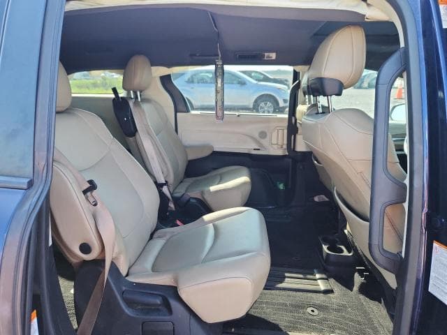 2021 TOYOTA SIENNA XLE 11