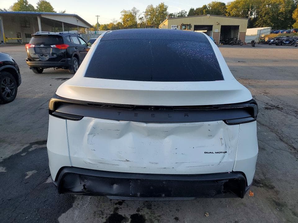 2026 TESLA MODEL Y 6