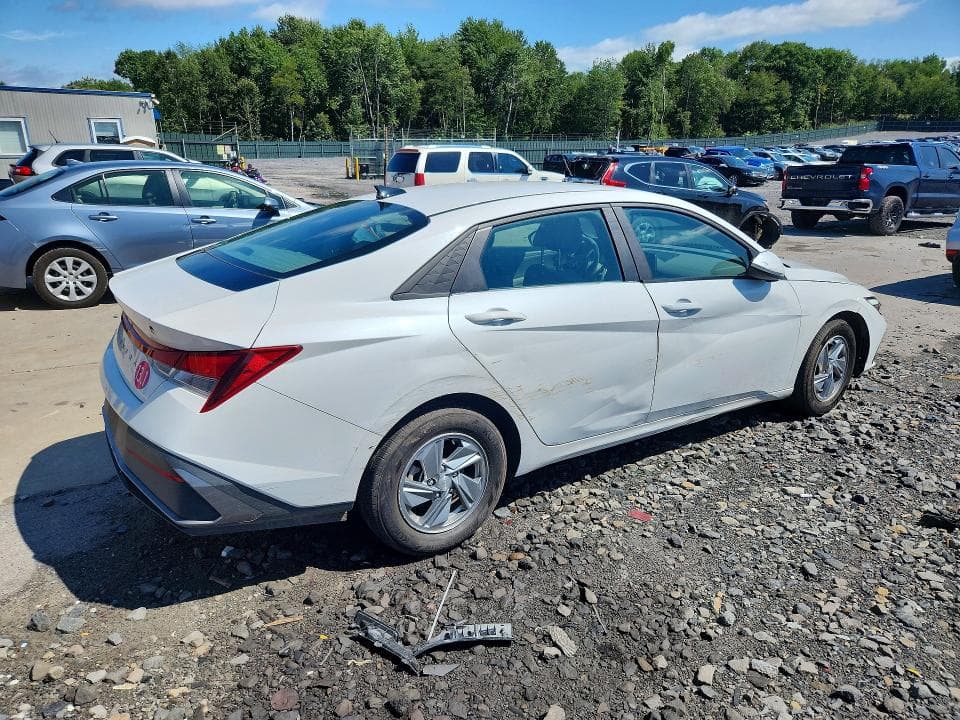 2024 HYUNDAI ELANTRA SE 3