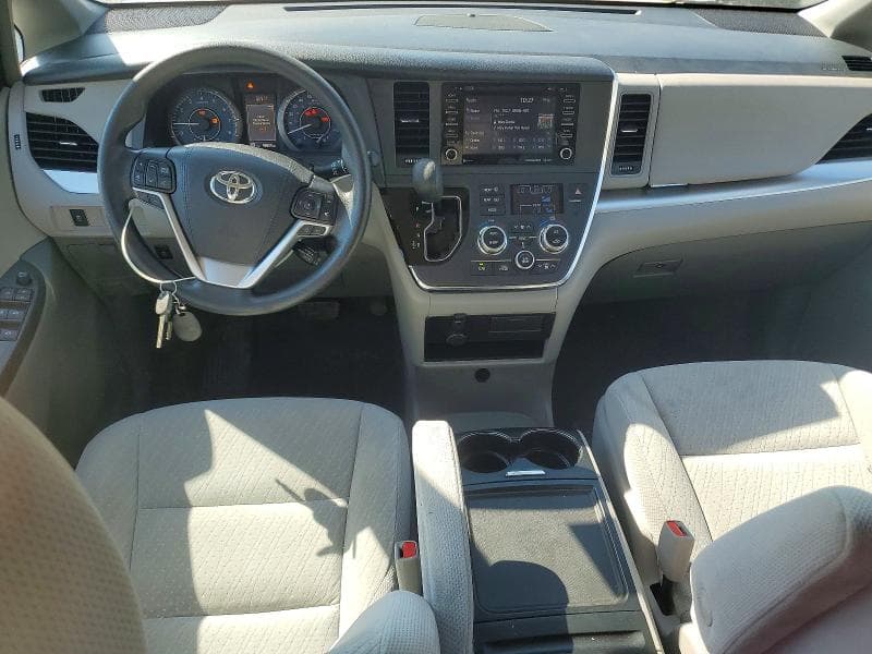 2018 TOYOTA SIENNA LE 8