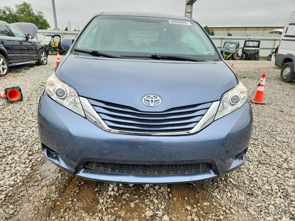 2017 TOYOTA SIENNA LE 5