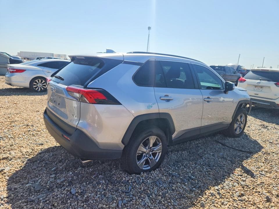 2024 TOYOTA RAV4 XLE 3