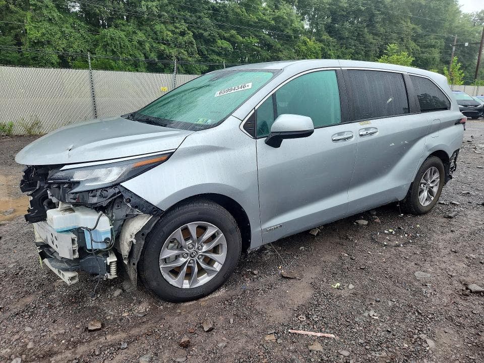 2021 TOYOTA SIENNA XLE