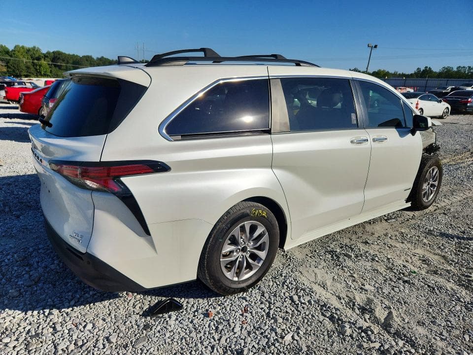 2021 TOYOTA SIENNA XLE 3