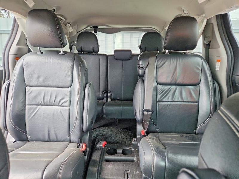 2017 TOYOTA SIENNA SE 10