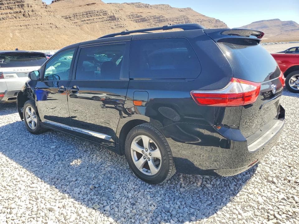2017 TOYOTA SIENNA LE 2