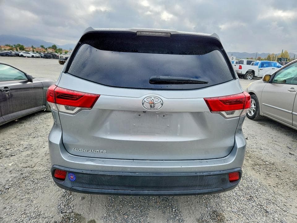 2018 TOYOTA HIGHLANDER LE 6