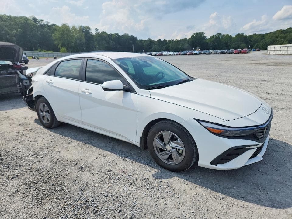 2024 HYUNDAI ELANTRA SE 4