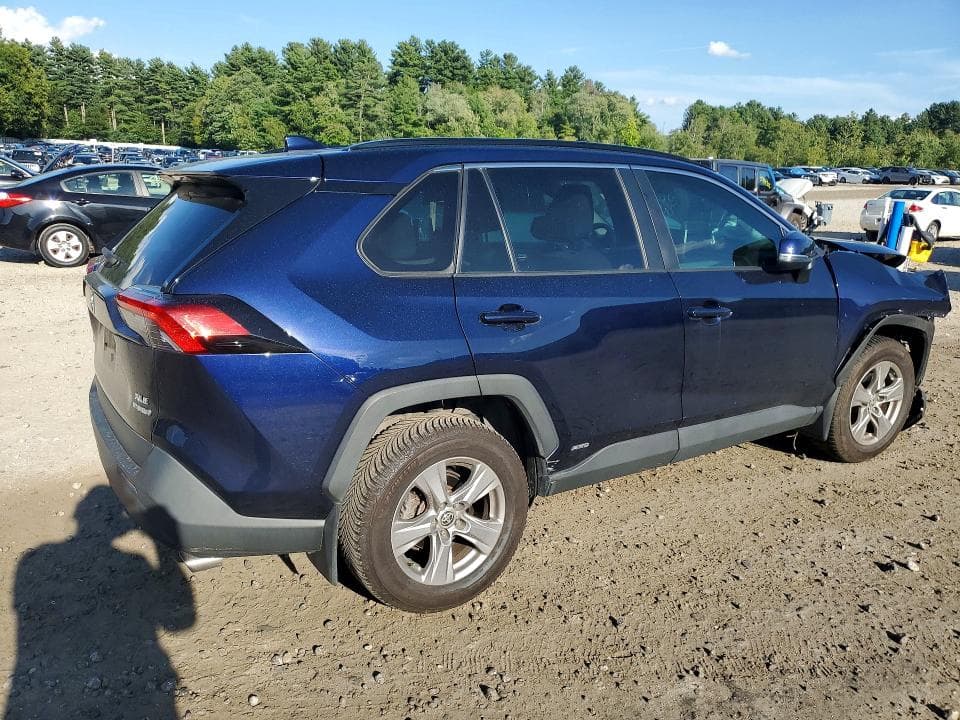 2022 TOYOTA RAV4 XLE 3