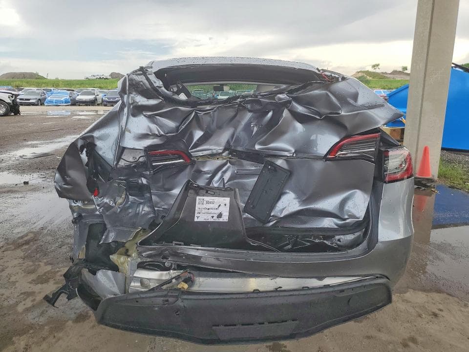 2024 TESLA MODEL Y 6