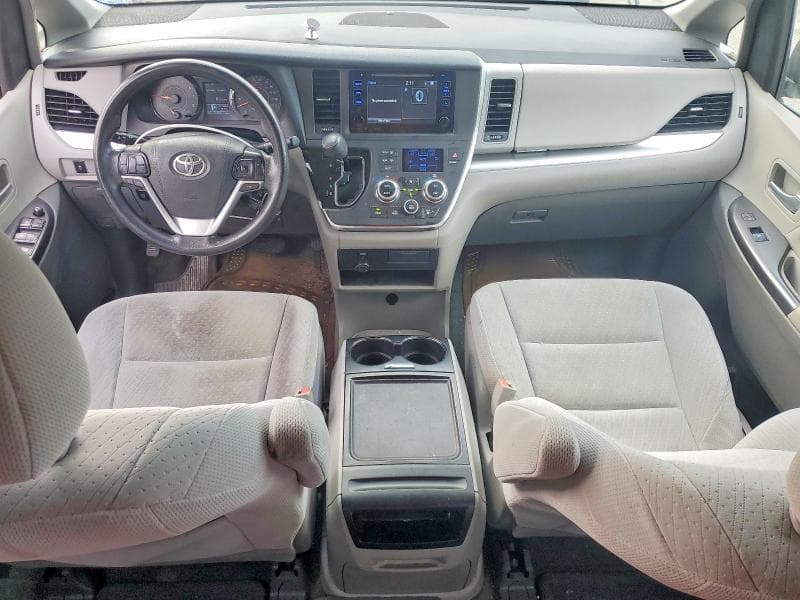 2017 TOYOTA SIENNA LE 8