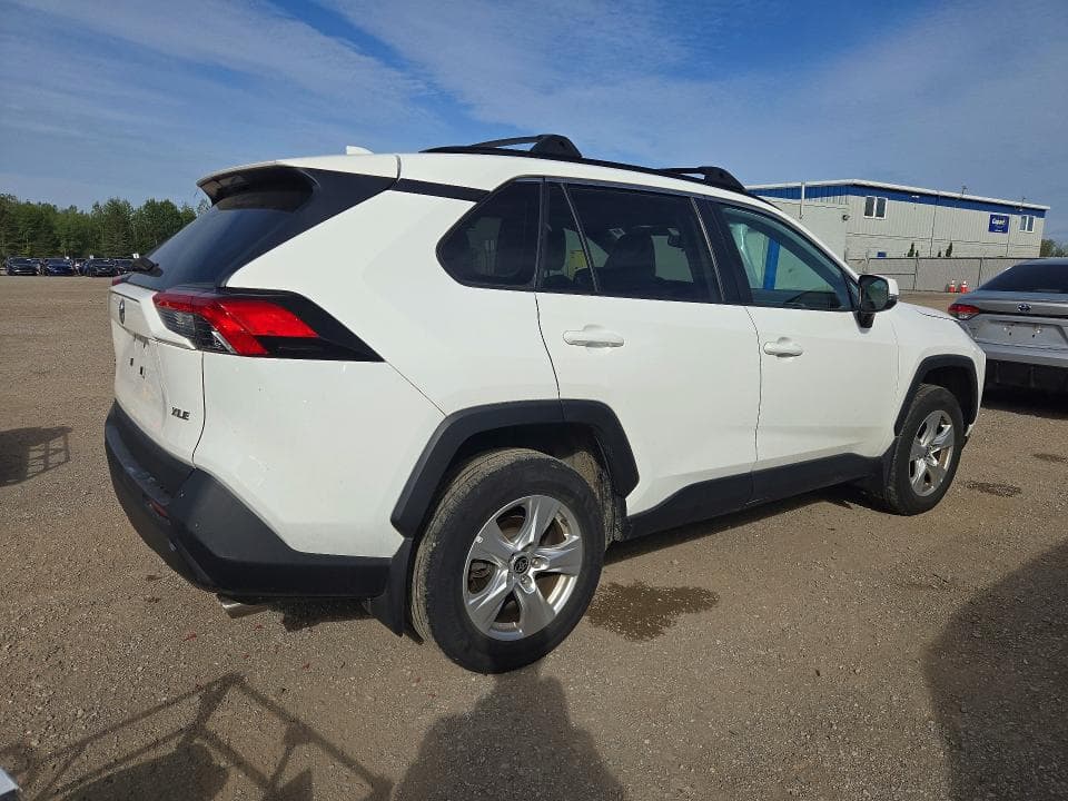 2021 TOYOTA RAV4 XLE 3