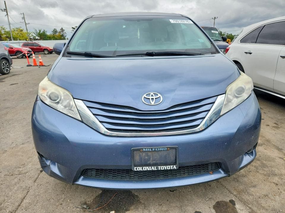2017 TOYOTA SIENNA LE 5
