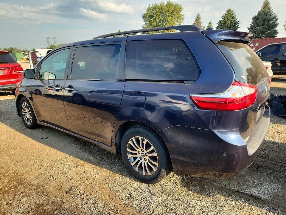 2019 TOYOTA SIENNA XLE 8-PASSENGER 2