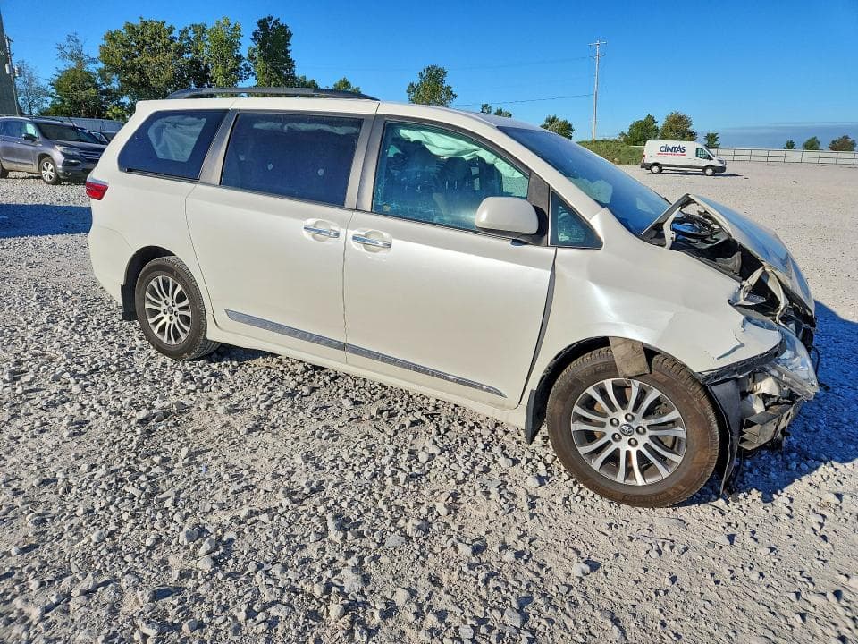 2018 TOYOTA SIENNA XLE 8-PASSENGER 4