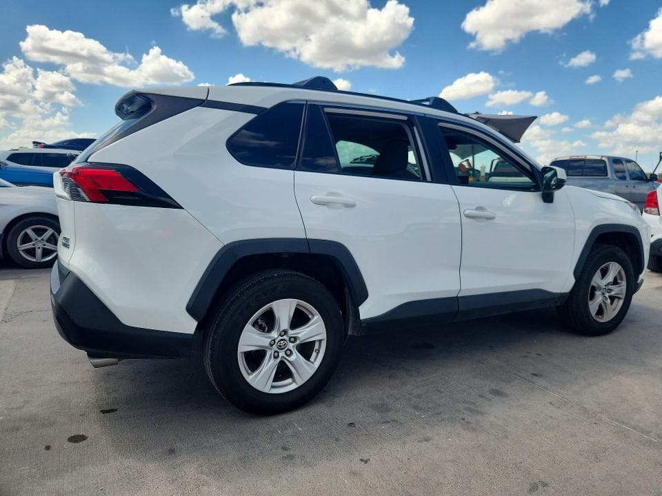 2019 TOYOTA RAV4 XLE 3
