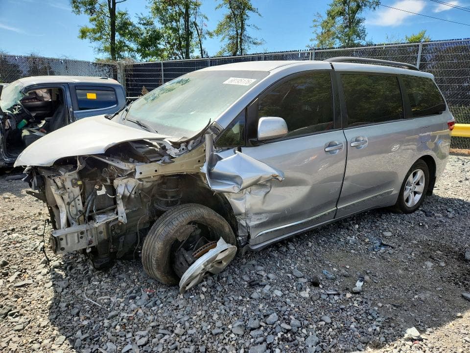 2017 TOYOTA SIENNA LE - 1