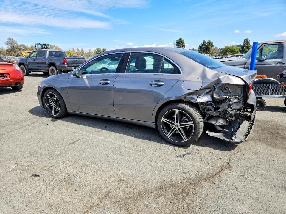 2022 MERCEDES-BENZ A 220 2
