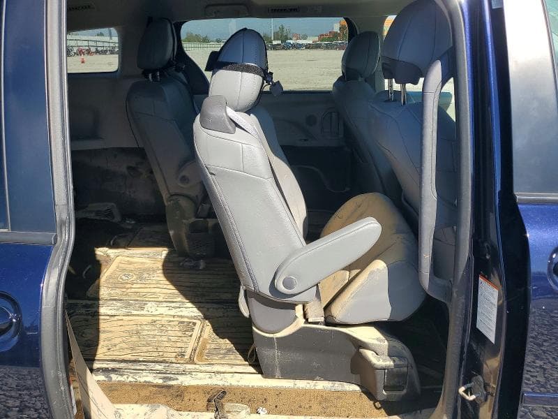 2022 TOYOTA SIENNA XLE 11