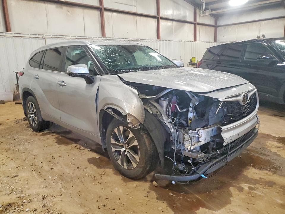 2023 TOYOTA HIGHLANDER XLE 4