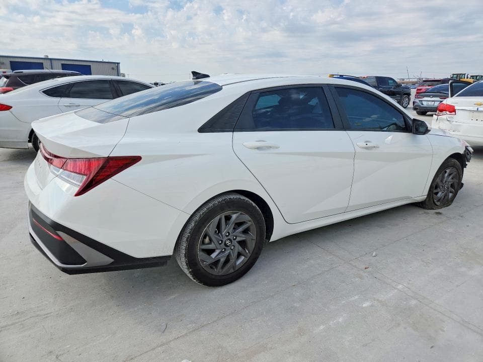 2024 HYUNDAI ELANTRA SEL 3