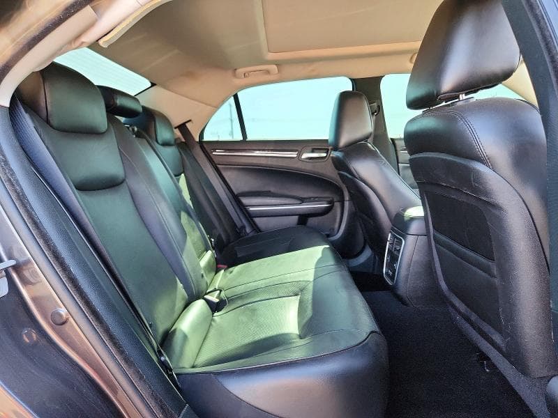 2019 CHRYSLER 300 LIMITED 10